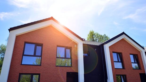 Twee woningen in rode baksteen.